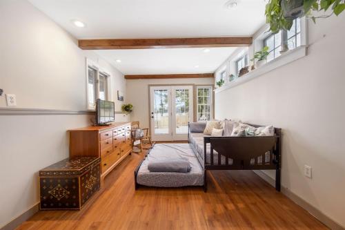 ein Wohnzimmer mit Sofa und Tisch in der Unterkunft Lake Front-Spa Tub-Fire Pit-Full Kitchen-Canoe in Bucksport