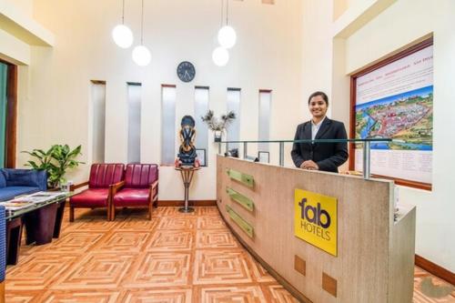Una mujer parada en un podio en una sala con una presentación. en FabHotel F9 NFC, en Nueva Delhi