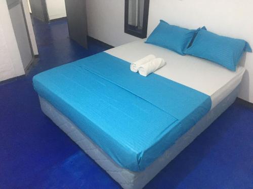 Un pat sau paturi într-o cameră la Unawatuna Beach Villa by Serenity