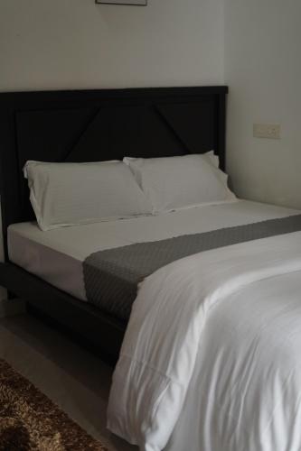 Postel nebo postele na pokoji v ubytování Elephant Shadow Wayanad