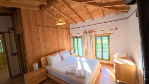 una camera da letto con un letto in una stanza con pareti in legno di Menekse a Koycegiz