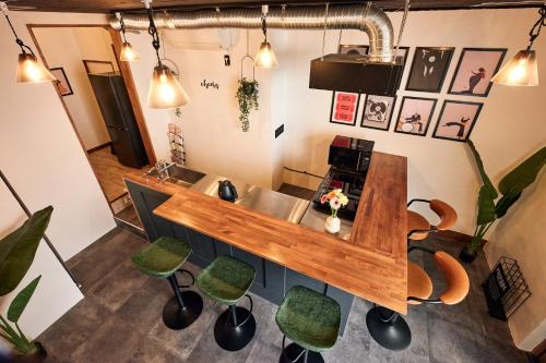 an overhead view of a bar in a restaurant at 和氣会々野方 Wakiaiai Nogata in Tokyo