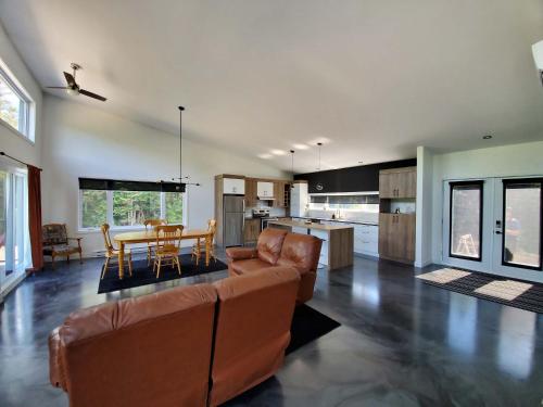 a living room with a couch and a table at Relaxation & Comfort - Chalet Sault a la Puce in Sainte-Anne-de-Beaupré