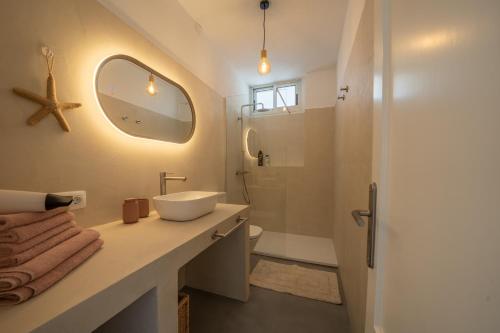 a bathroom with a sink and a shower at Ático A-mar in Puerto Naos