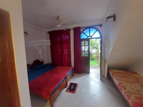 Giường trong phòng chung tại Palm Trees