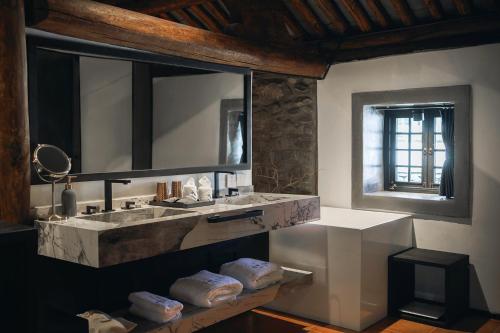 een badkamer met een wastafel en een grote spiegel bij Dongsheng Design Hotel in Dali in Dali