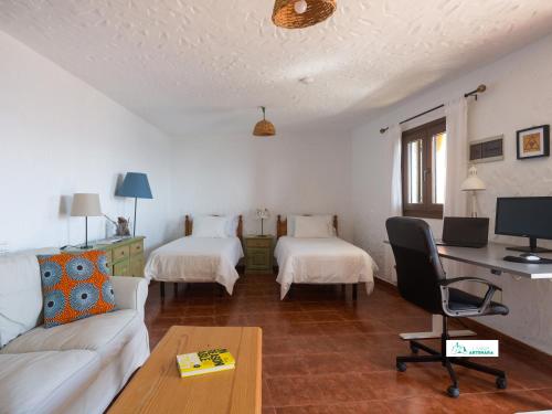 Postel nebo postele na pokoji v ubytování Living Artenara - NATURE Adults Only