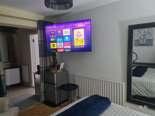 Μια τηλεόραση ή/και κέντρο ψυχαγωγίας στο Porcupine Cave 1