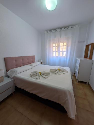 Una cama o camas en una habitación de Livingtarifa Azahar