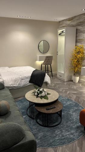 een woonkamer met een bed en een salontafel bij Elegant studio in Riyad