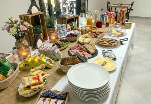 ein Buffet mit Essen auf einem Tisch mit Tellern in der Unterkunft B&B Machiavelli in Gallipoli