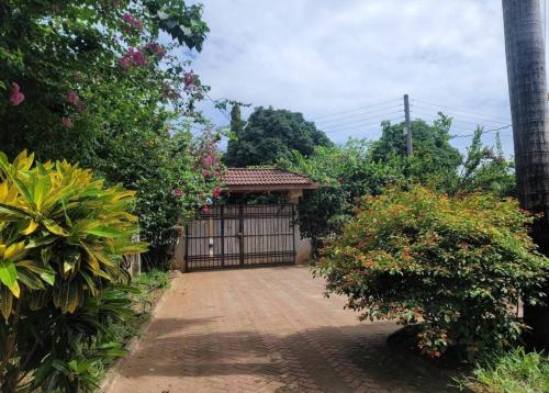 O grădină în afara Ununio Beach Holiday Home