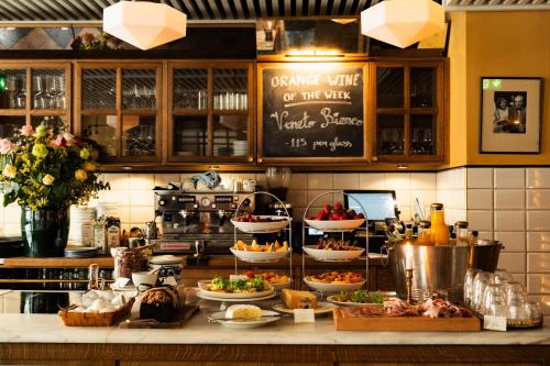 Jídlo v hotelu nebo okolí