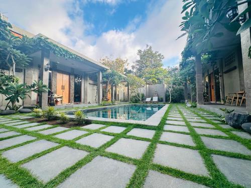 una casa con piscina en un patio en Cozy Room W Villa in uluwatu by d'ulu villa, en Uluwatu
