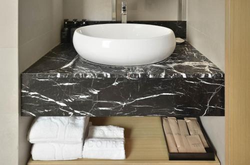 香港にあるEco Tree Hotel Sheung Wanのバスルーム(シンク、タオル1枚付)