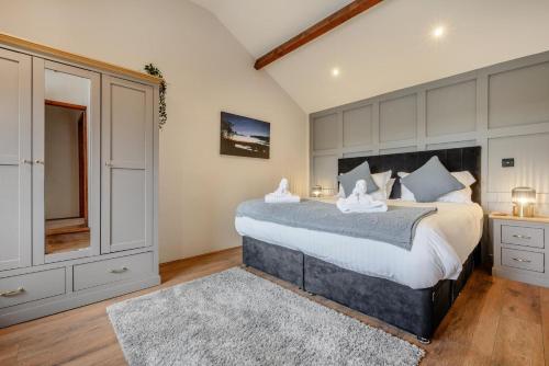 een slaapkamer met een groot bed met een groot hoofdeinde bij 2 Bed in Pancrasweek oc-o30445 in Pancrasweek