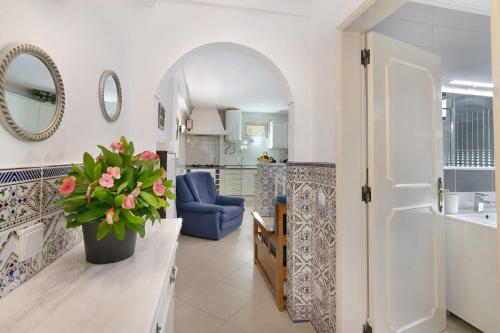 una cucina e un soggiorno con una sedia blu e una pianta di Casa da Várzea a Roja- Pé