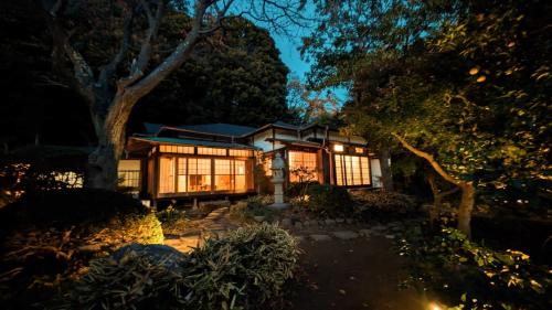 a house lit up at night with lights at 鎌倉関邸 in Kamakura