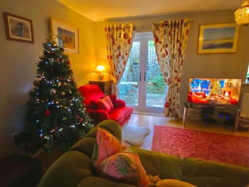 Posezení v ubytování Modern Townhouse in Penryn with Private Parking