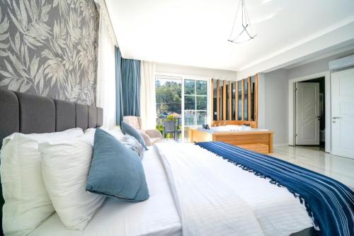 Una cama o camas en una habitación de AYSİMA GÖCEK-- Peaceful Holiday Villa Near the Sea in Gocek