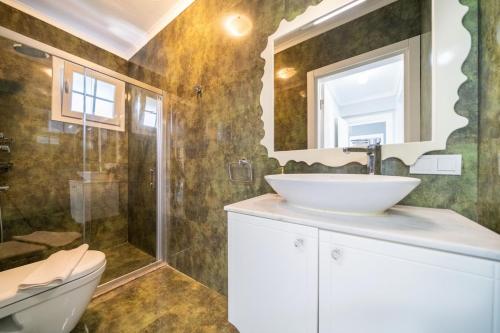 Un baño de AYSİMA GÖCEK-- Peaceful Holiday Villa Near the Sea in Gocek