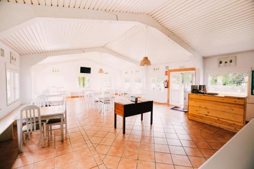 a kitchen and dining room with a table and chairs at Arena Surf Hotel in Somo