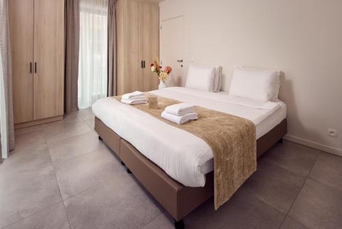 Un pat sau paturi într-o cameră la Van der Valk Hotel Mechelen