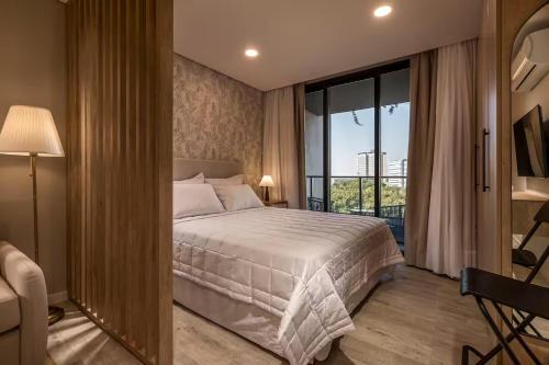 ein Schlafzimmer mit einem weißen Bett und einem Balkon in der Unterkunft Zuba IV in Luque