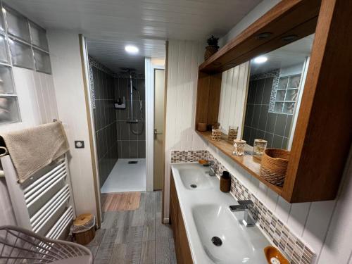 Un baño de MAROSENIA TTIKI - Cabanes et Spa