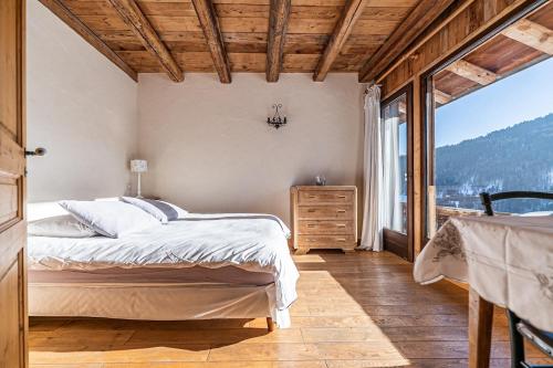 En eller flere senge i et værelse på La Ferme du Crinaz