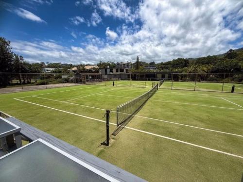 科夫斯港Nautilus Beach Resort by Charlesworth的网球场和2个网球场