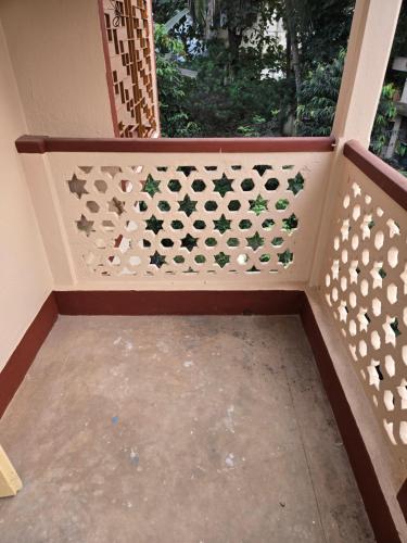 En balkon eller terrasse på Indrapuri Home Stay