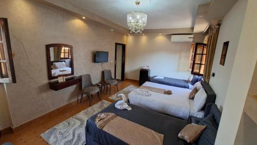 Una habitación con una cama, un sofá y un televisor. en Pyramids Kingdom, en El Cairo