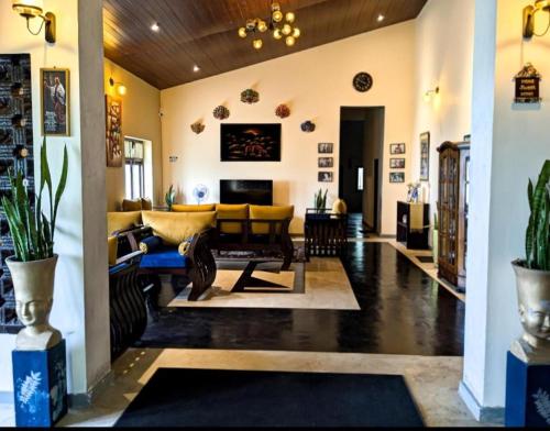 哈普特莱Sara's Grove Boutique Bungalow的客厅里有一张沙发和一张桌子。