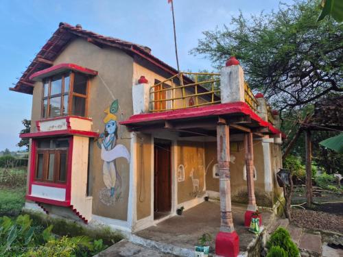 SehoreRadhe Radhe Homestay的一座小房子,旁边有一幅画