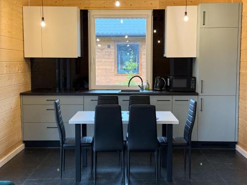 Nhà bếp/bếp nhỏ tại Azyl - domki wśród natury