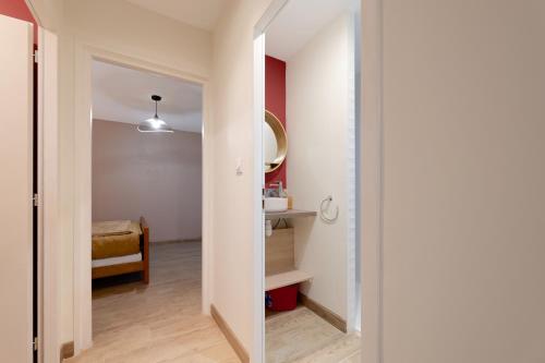 Oriol-en-RoyansGîte - La Maldina的带水槽和镜子的小浴室