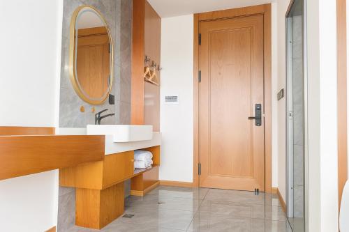 Ένα μπάνιο στο Shangri-La Qianyue S Oxygen-Supplied Scenic View Hotel