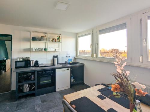 Kuchyň nebo kuchyňský kout v ubytování Urban Central 5th Floor near station