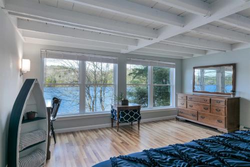 Ένα ή περισσότερα κρεβάτια σε δωμάτιο στο Lake Front-Maine Themed-Soaking Tub-Fire Pit-Kayak