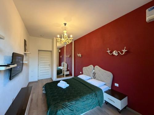 Un dormitorio con una cama verde y una pared roja. en Passage apart, en Baku