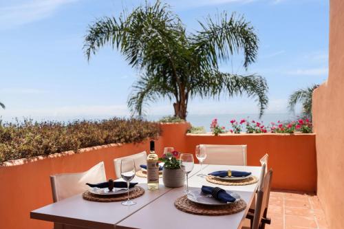 Front line beach apt with panoramic views RDR547