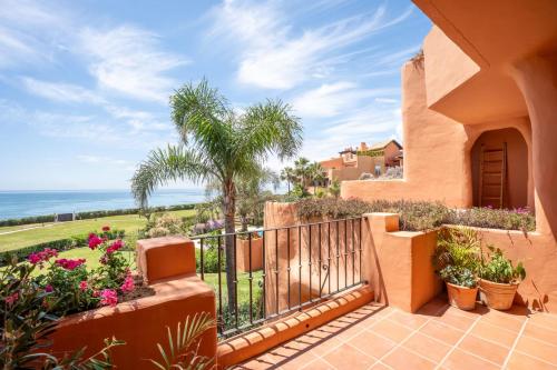 Front line beach apt with panoramic views RDR547