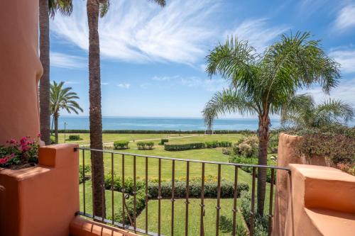Front line beach apt with panoramic views RDR547