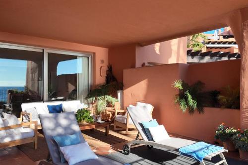 Front line beach apt with panoramic views RDR547