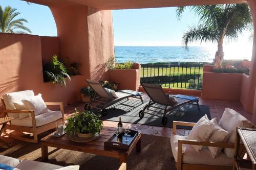 Front line beach apt with panoramic views RDR547