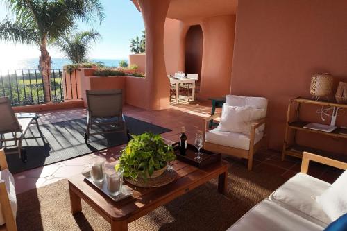 Front line beach apt with panoramic views RDR547