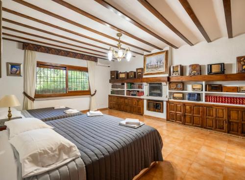 Una cama o camas en una habitación de Villa Escorial Park 30p