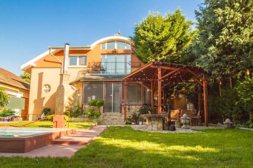 Сад в Villa Suburbia Budapest - Pool - Hot Tub - BBQ - Parking