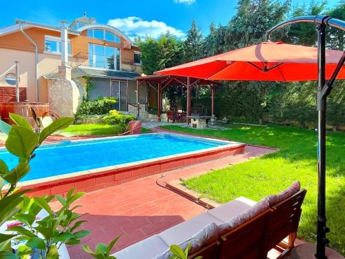 Villa Suburbia Budapest - Pool - Hot Tub - BBQ - Parking